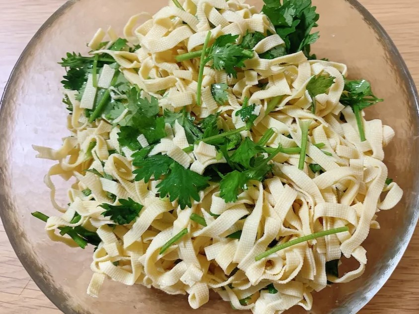 【晩酌研究】業務スーパーで本格中華：豆腐皮で作る『香菜干絲』