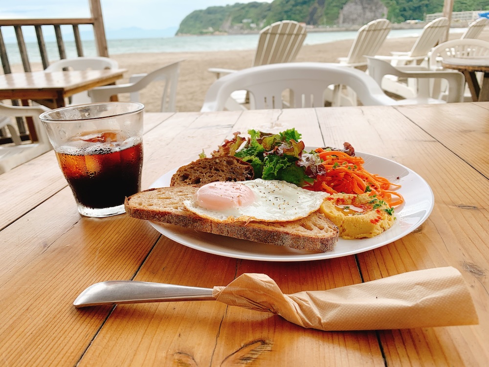 【逗子海岸】海の家『Happy Go Lucky』でフムスと薬膳酒の優雅なモーニングした話